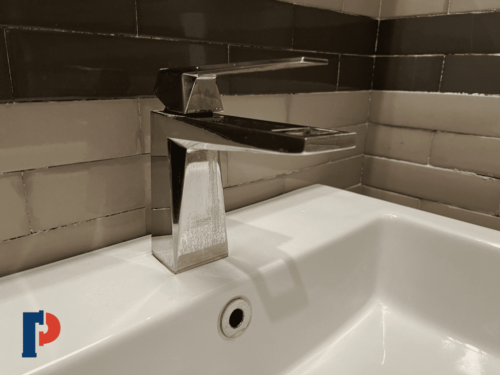 Single handle faucet